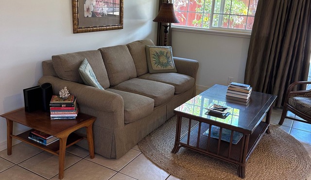 Charming. permitted cottage, short walk to Paia town & beach. STPH 2013/0004