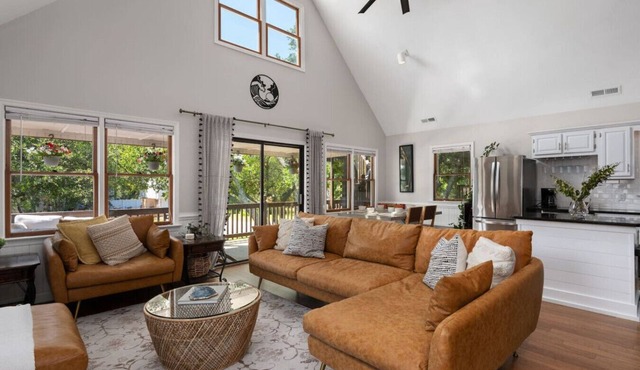 Charming Pet Friendly Bungalow!