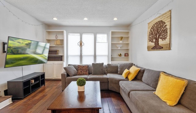 Charming Pet-Friendly Stay - Near Bay & Beaches.