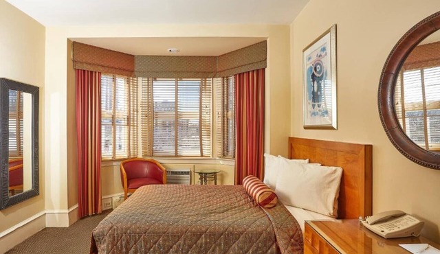 Charming Philly Boutique Room - Your Historic Getaway