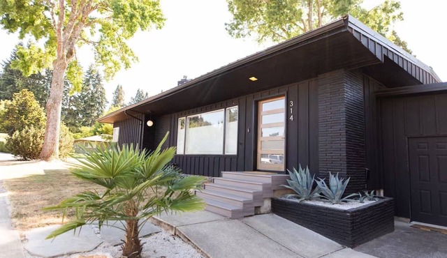 Charming PNW Modern Oasis – Great Location, Spacious 3-Bedroom Comfort