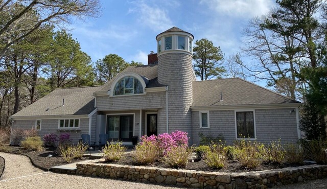 Charming pond front New Seabury resort area