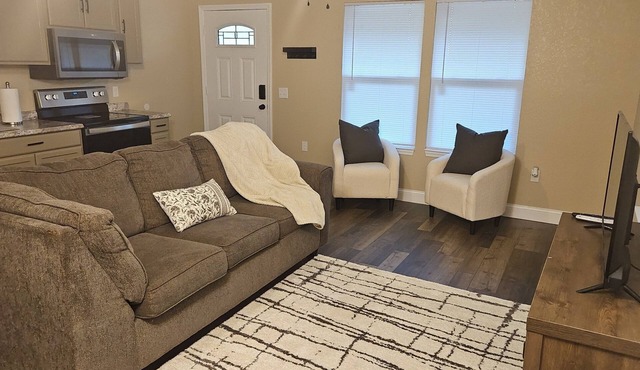 Charming posh 1-bedroom/1 bathroom apartment in Gainesville!