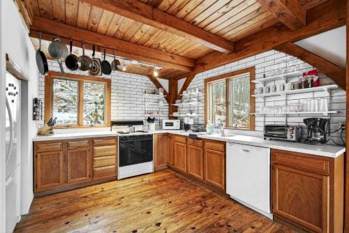 Charming Post-and-Beam Mountain Cabin with Hot Tub Near Berkeley Springs | Great Cacapon, WV
