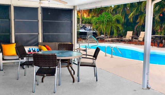 Charming PRIVATE Suite HEATED Pool. Full Kitchen & Bath. 5min:Beach,Stadium,PGA