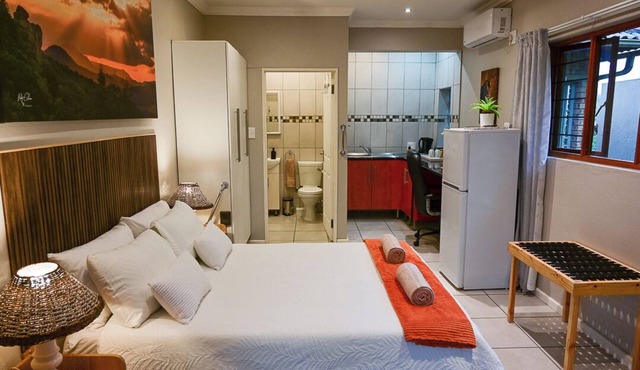Charming Private B&B Room in Secure Estate