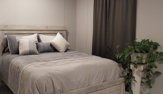 Charming Private Bed/Bath in tranquil North Abilene. Females only, please.