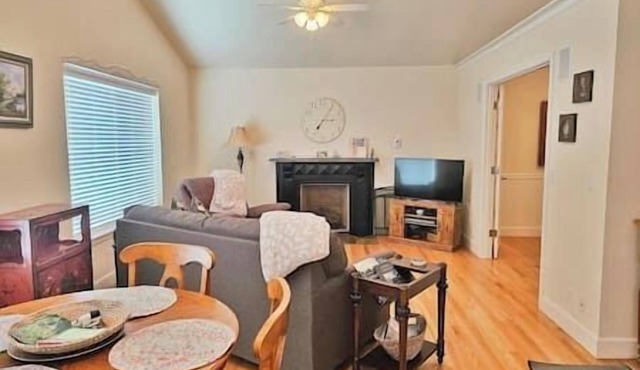 Charming, Private Cottage near I-5 and Golf Course.