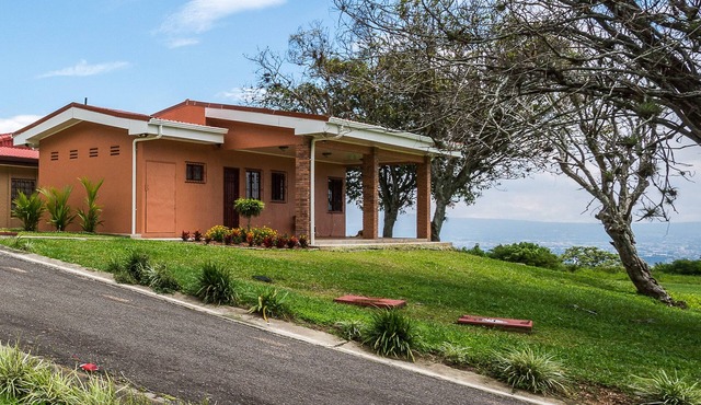 Charming Private Cottage with Spectacular Mountain & City View