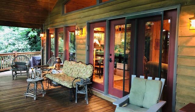 Charming Private Getaway Nestled in Trees; Close to Town!