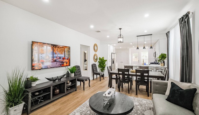 Charming private home sleeps 6 in the Heights near Downtown with fast WiFi, smart TVs, ample parking, and a primary king ensuite for added privacy and comfort.
