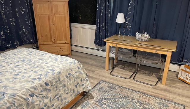 Charming private room, private entrance, quiet dead end street!