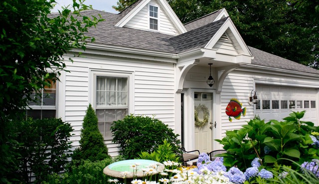 Charming private townhouse-style lodging, a block from Marblehead Harbor