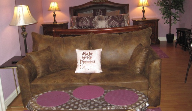 Charming Private Very Romantic Studio. Pool access.