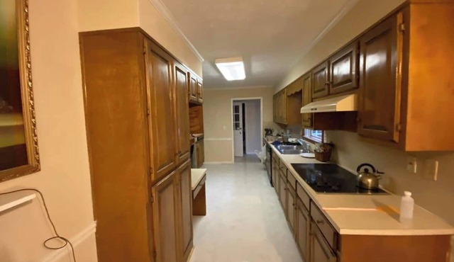 Charming private bed/bathroom house in Lawrenceville with AC, WiFi, fitness room