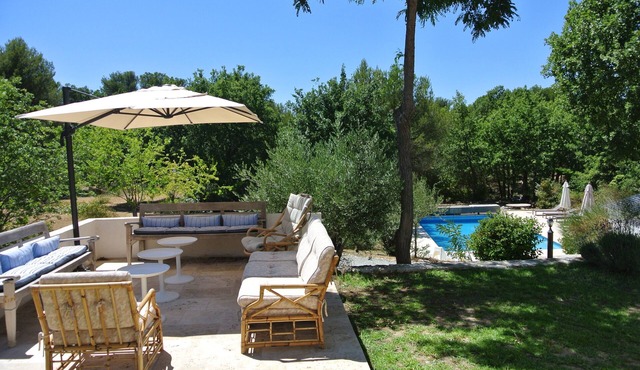 Charming Provencal farmhouse 20 min. from Aix-en-Provence, in a peaceful natural setting.