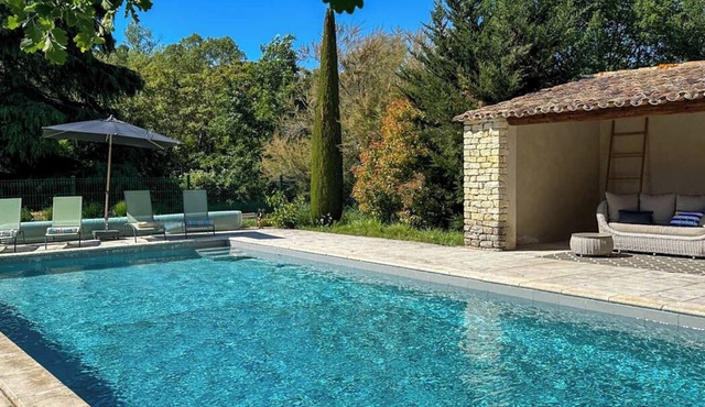 Charming Provençal holiday home in the countryside, with pool & views of nature