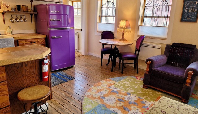 Charming Purple Sage 'Boardwalk' Apt located in downtown Winthrop, WA!