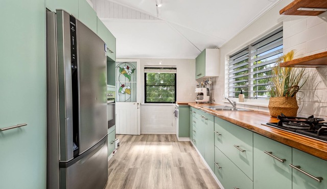 Charming Queenslander Retreat in Leafy Mundingburra – Private Upstairs Stay