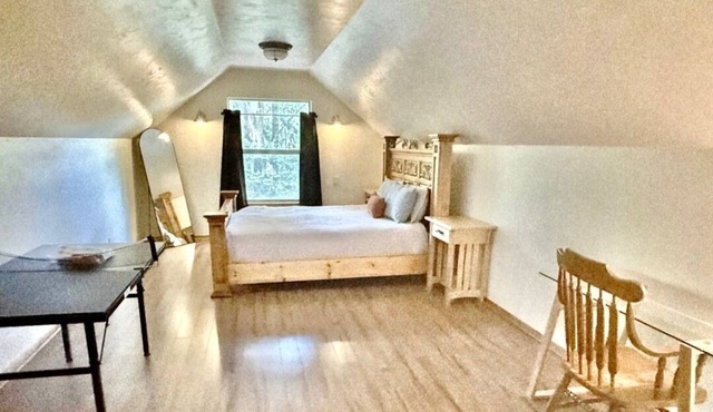 Charming Quiet custom cottage! Ping Pong, Ninja Warrior setup! Firepit, orchard!