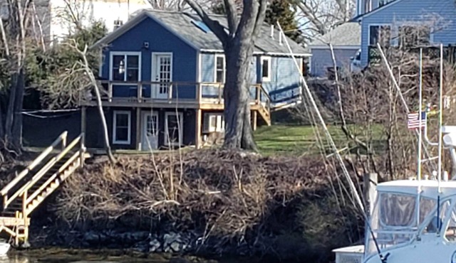 Charming, quiet waterfront cottage with WiFi, parking, on island by Portsmouth