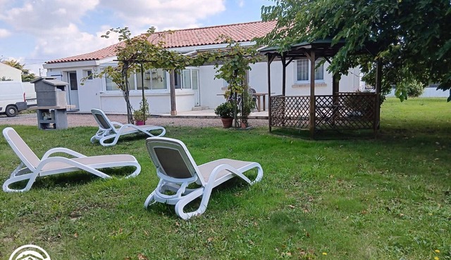 Charming Renovated 70s House with Large Private Garden, WiFi, and Terrace Near Les Sables-d'Olonne