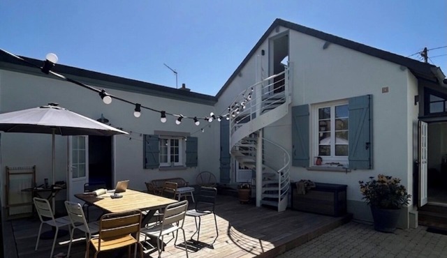 Charming renovated house 170 m from the beach, sleeps 6/8, garden and terrace