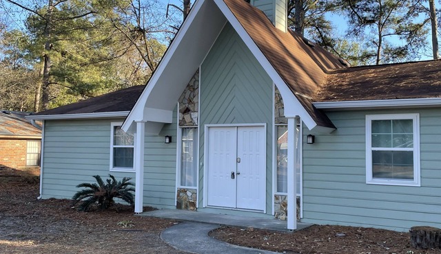 Charming remodeled home just minutes from golf and medical district