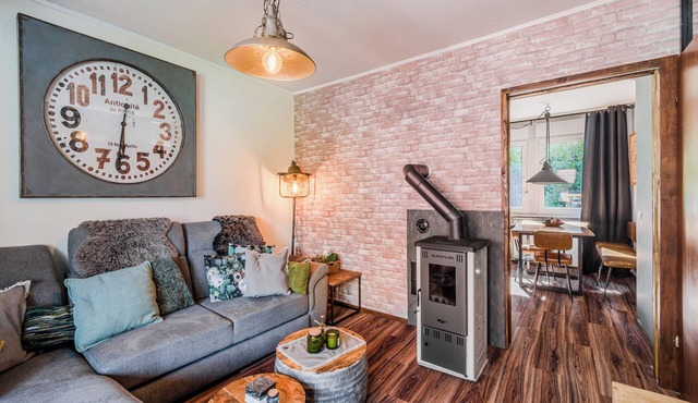 Charming renovated 2 bedroom house sleeps 5