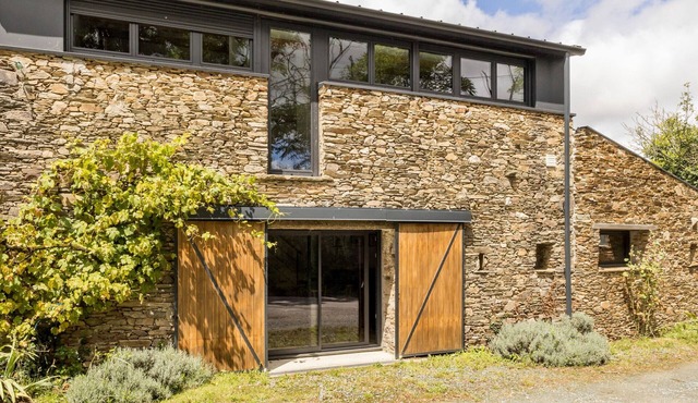 Charming Renovated Barn with Private Courtyard, Near Nantes and St Nazaire