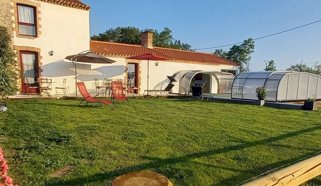 Charming Renovated Cottage with Heated Pool, Near Beaches and Nature, Pet-Friendly