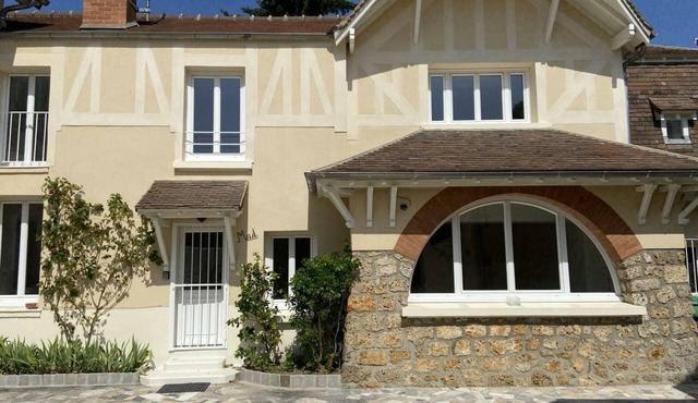 Charming Renovated Cottage in 2-Hectare Park with Fishing Pond, Near Forest, Close to Versailles