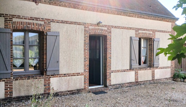Charming Renovated Cottage with Garden, BBQ, WiFi & Family Amenities Near Paris