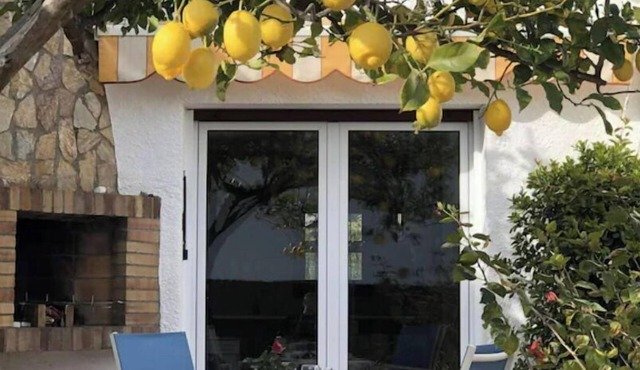Charming, renovated house—4-minute walk to Grifeu Beach—Beautiful garden—Parking—Air conditioning