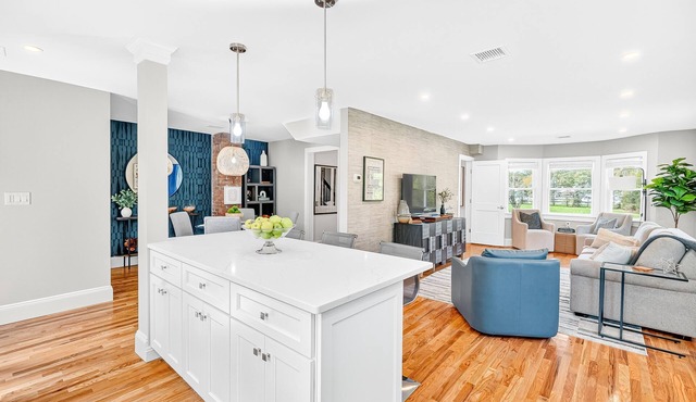 Charming Renovated Home, Cozy for All! Pet friendly!