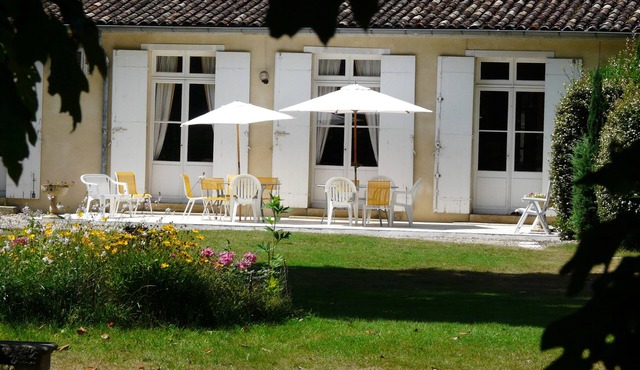 Charming residence with large park for 10 people in Cestas near Bordeaux
