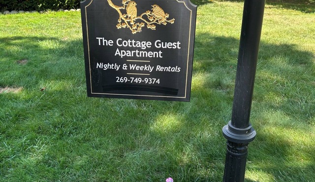 Charming Restored Vintage Retreat! Cozy & Quiet - Near Marshall & I-69 5 min
