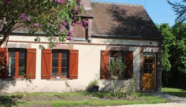 Charming Retreat: Cozy & Renovated Cottage, Fireplace, Garden & Bikes, Near Normandy