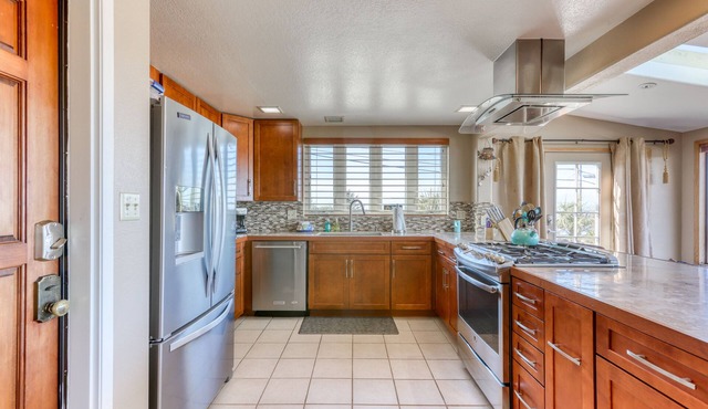 Charming retreat with sweeping views of the bay and ocean Private BBQ/patio