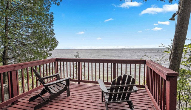 Charming Retro cabin- Waterfront and Screened in Porch- Nostalgic!