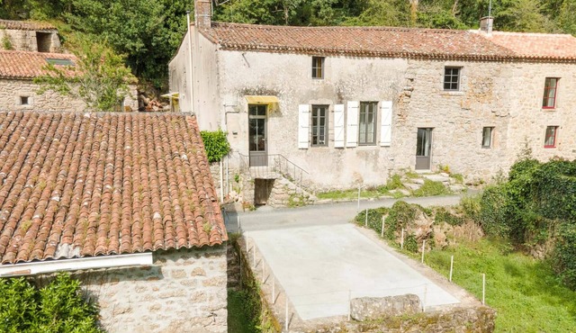 Charming Riverside Cottage for 6, Renovated, Near Puy du Fou