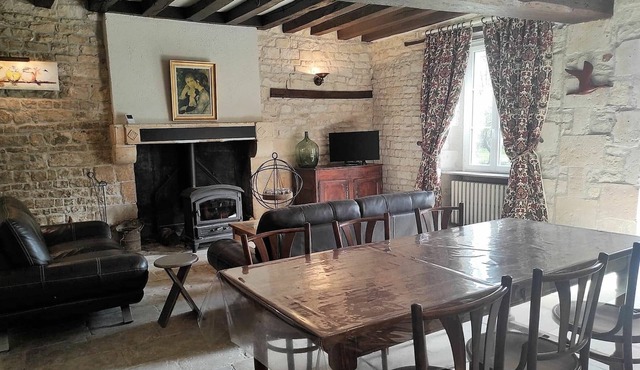 Charming Riverside Cottage with Private Grounds, Fishing, Pet-Friendly, WiFi, and Parking
