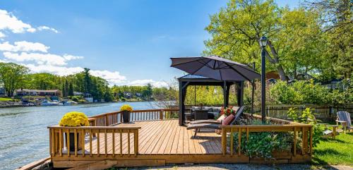 Charming riverside cottage, walk to beach