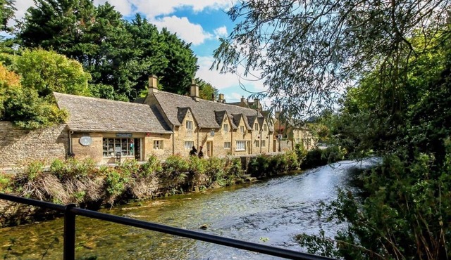 Charming riverside cottage. Opposite the famous Arlington Row!