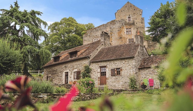 Charming Riverside Cottage with Fishing & Wifi, Near Historic Sites