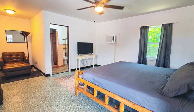 Charming roadside motel and bar & grill in Copperhill