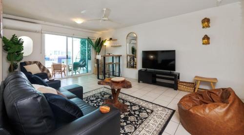 Charming - Rooftop Pool, CBD & Sunrise Balcony
