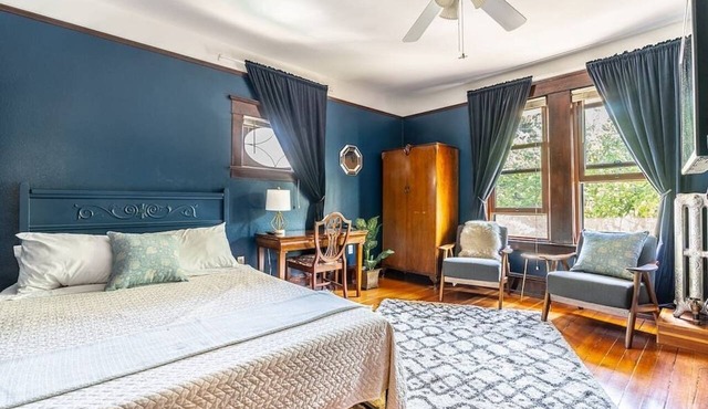 Charming Room in Historic Inn with Parking - Rm 4
