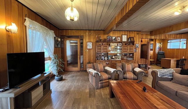 Charming Room in Rustic Wood House w/Breakfast