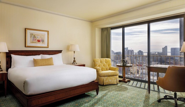 Charming Room with Outdoor Pool Oasis | 1 Minute Walk from Gaslamp
